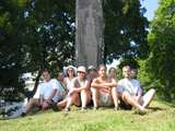 Gruppenfoto vor dem Kanalgedenkstein