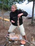 Conny zerlegt den Fisch