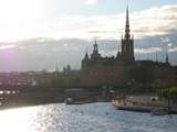 Abendstimmung in Stockholm: Blick von der Gamla Stan auf Riddarholmen (Kommerskollegium, Riddarholmskyrkan), dahinter Stadshustornet Foto 5018