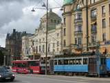 Auf dem Nybroplan: neuer Bus, alte Straßenbahn (hinten: Dramaten) Foto 5113