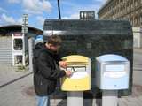Ben wirft die Postkarte an seine Kollegen in Bremen ein. Zwei Tage später kommt sie an. Foto 5351