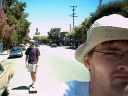 Jake auf dem Skateboard, Ben auf dem Fahrrad