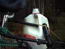 Eine Gallone Milch auf dem Fahrrad